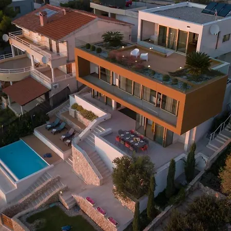 Gloss Villa *